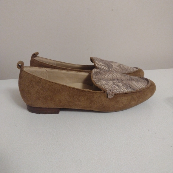 Baretraps Flat Faux Suede Shoes Reptile Print Size 7.5 EUC - Picture 2 of 7